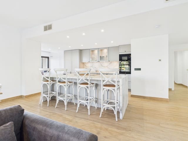 3 soveværelse Lejlighed til salg i La Duquesa / Puerto de la Duquesa, Manilva med swimmingpool - € 625.000 (Ref: 9395866)