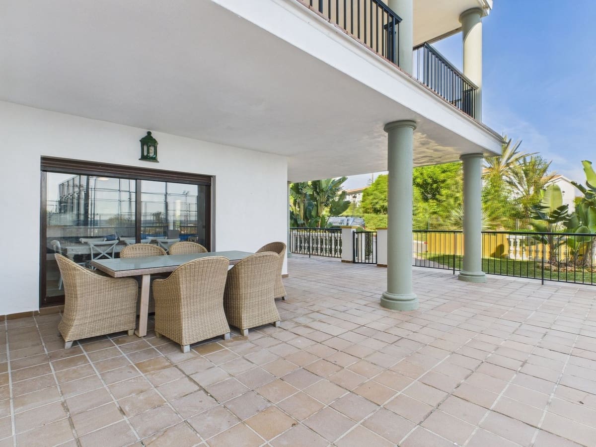 3 soveværelse Lejlighed til salg i La Duquesa / Puerto de la Duquesa med swimmingpool - € 625.000 (Ref: 9395866)