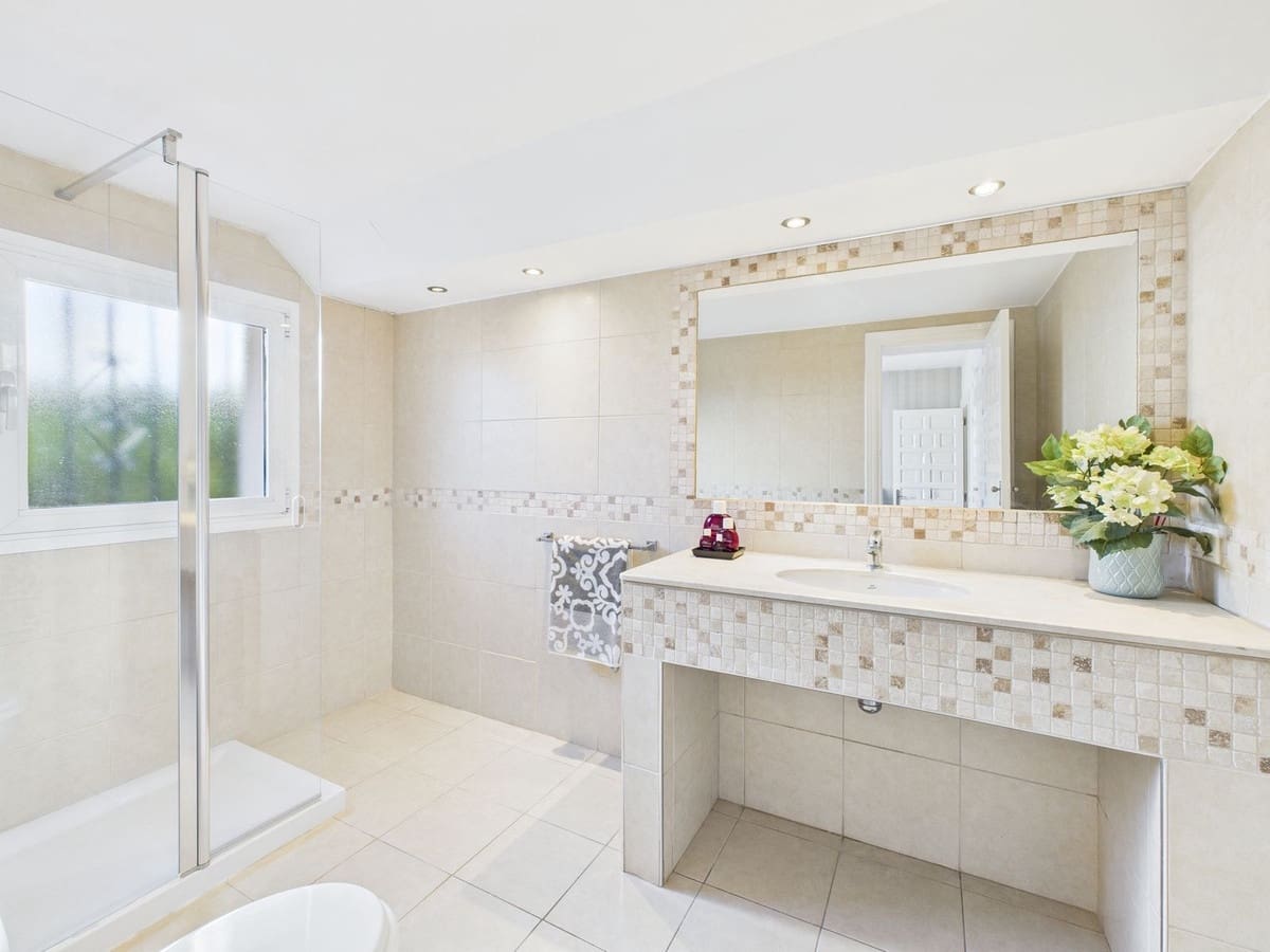 6 bedroom Villa for sale in Marbella - € 1,795,000 (Ref: 9529397)