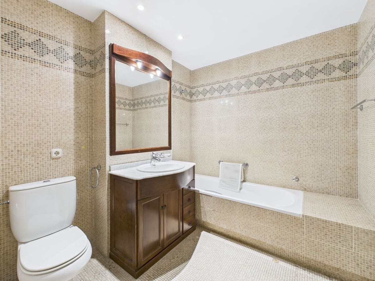 3 sovrum Lägenhet till salu i Estepona - 950 000 € (Ref: 9726295)