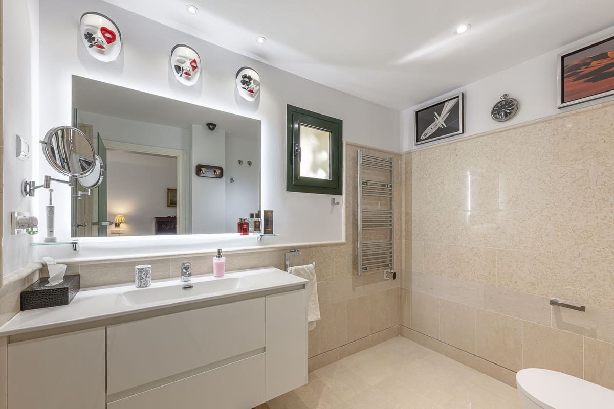 2 bedroom Apartment for sale in Benahavis - € 1,295,000 (Ref: 9731641)