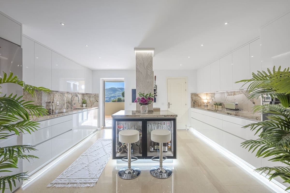 2 bedroom Apartment for sale in Benahavis - € 1,295,000 (Ref: 9731641)