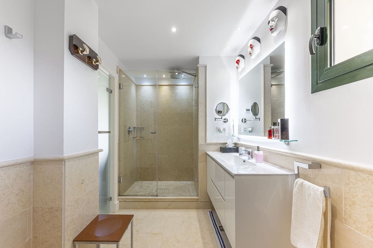 2 bedroom Apartment for sale in Benahavis - € 1,295,000 (Ref: 9731641)