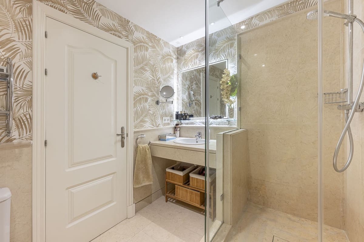 2 bedroom Apartment for sale in Benahavis - € 1,295,000 (Ref: 9731641)