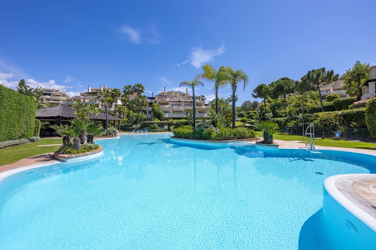 2 bedroom Apartment for sale in Benahavis - € 1,295,000 (Ref: 9731641)