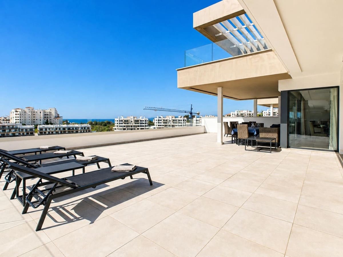 4 bedroom Apartment for sale in Estepona - € 1,250,000 (Ref: 9806034)