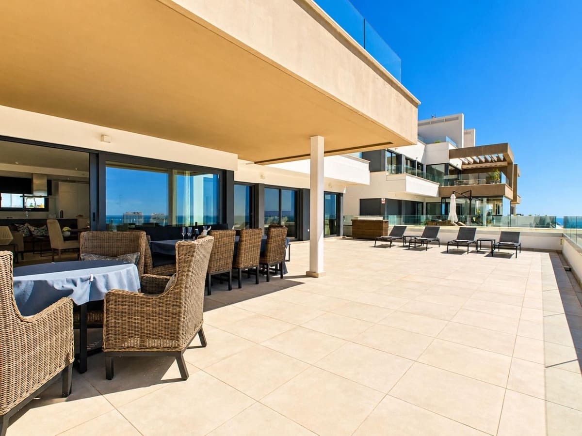 4 bedroom Apartment for sale in Estepona - € 1,250,000 (Ref: 9806034)
