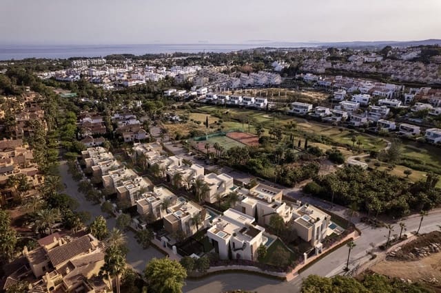 5 bedroom Villa for sale in Estepona - € 1,950,000 (Ref: 9811198)