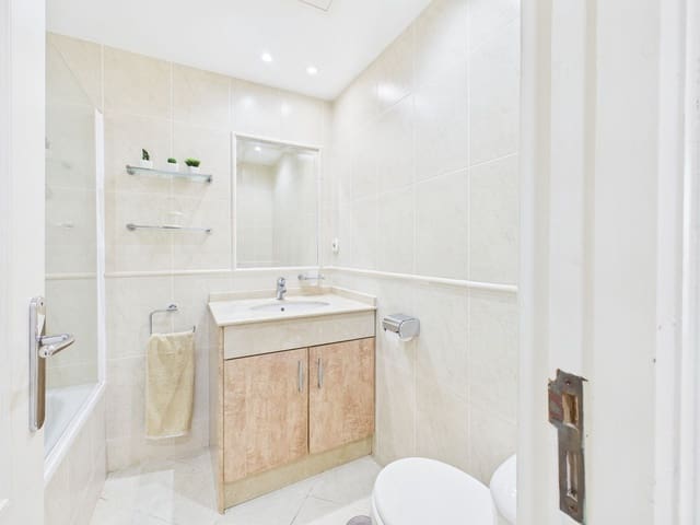 2 bedroom Apartment for sale in La Quinta, Benahavís - € 410,000 (Ref: 9819840)