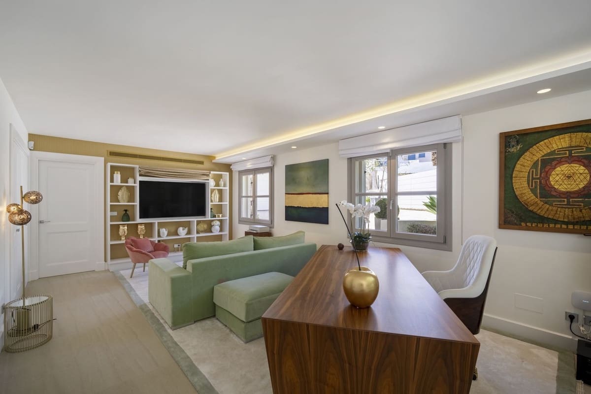 6 bedroom Villa for sale in Marbella - € 10,395,000 (Ref: 9830605)