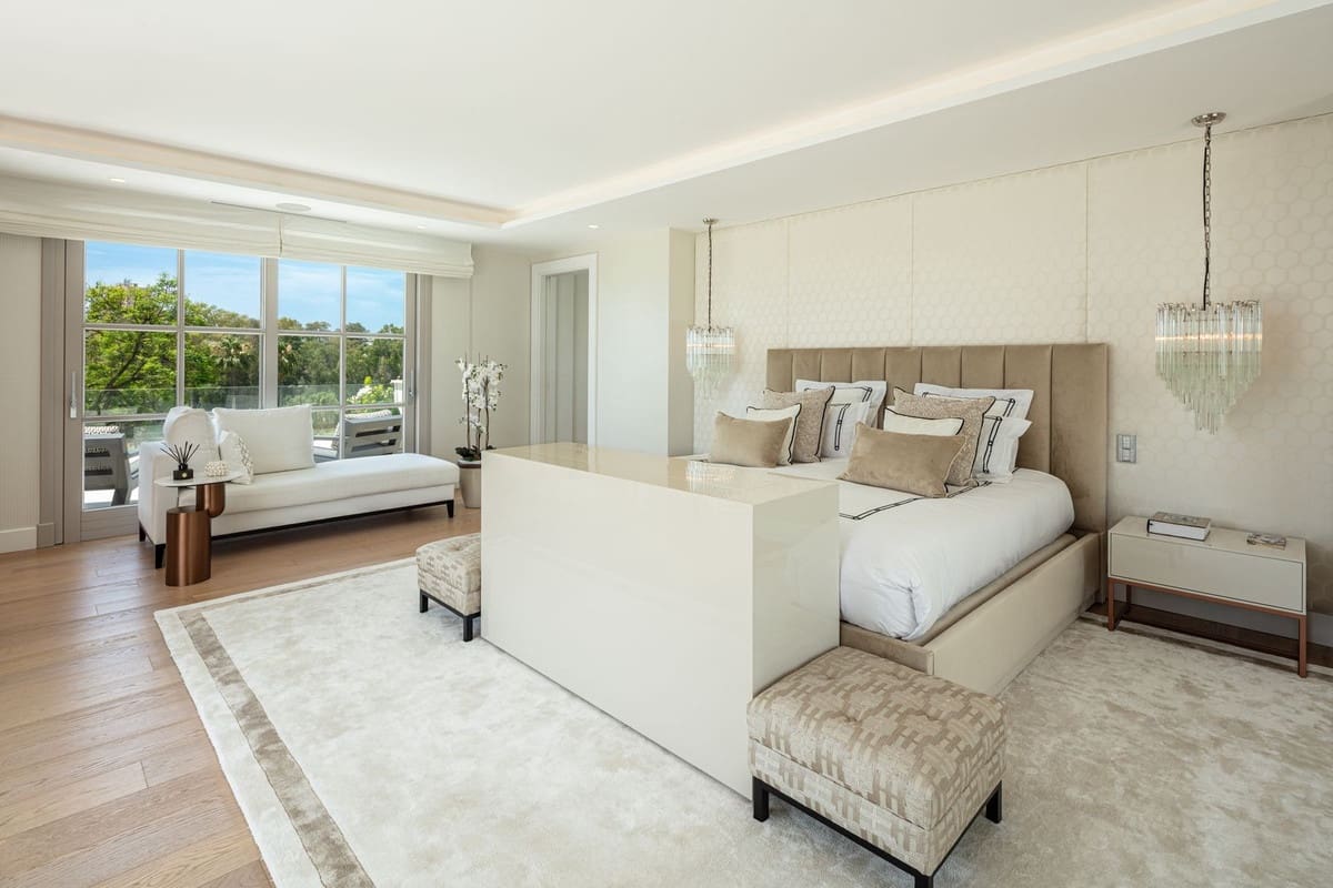 6 bedroom Villa for sale in Marbella - € 10,395,000 (Ref: 9830605)