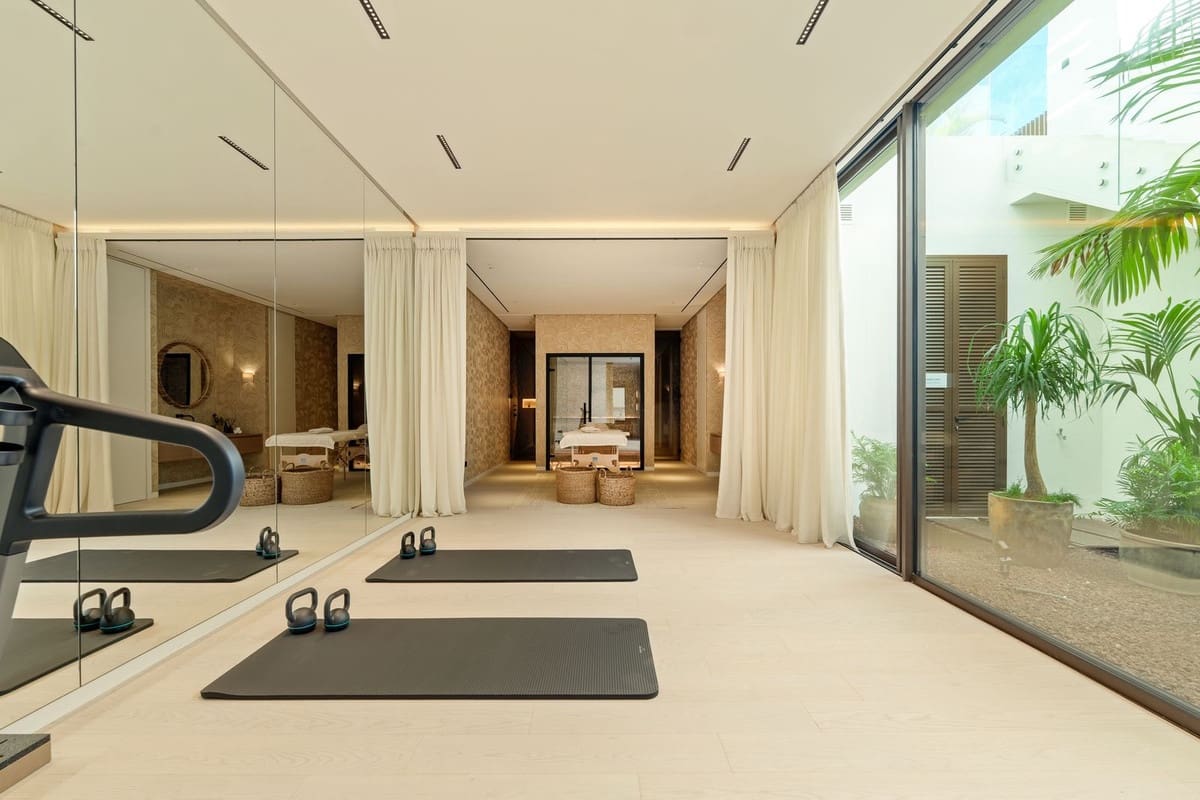 5 bedroom Villa for sale in Golden Mile - € 5,995,000 (Ref: 9848975)