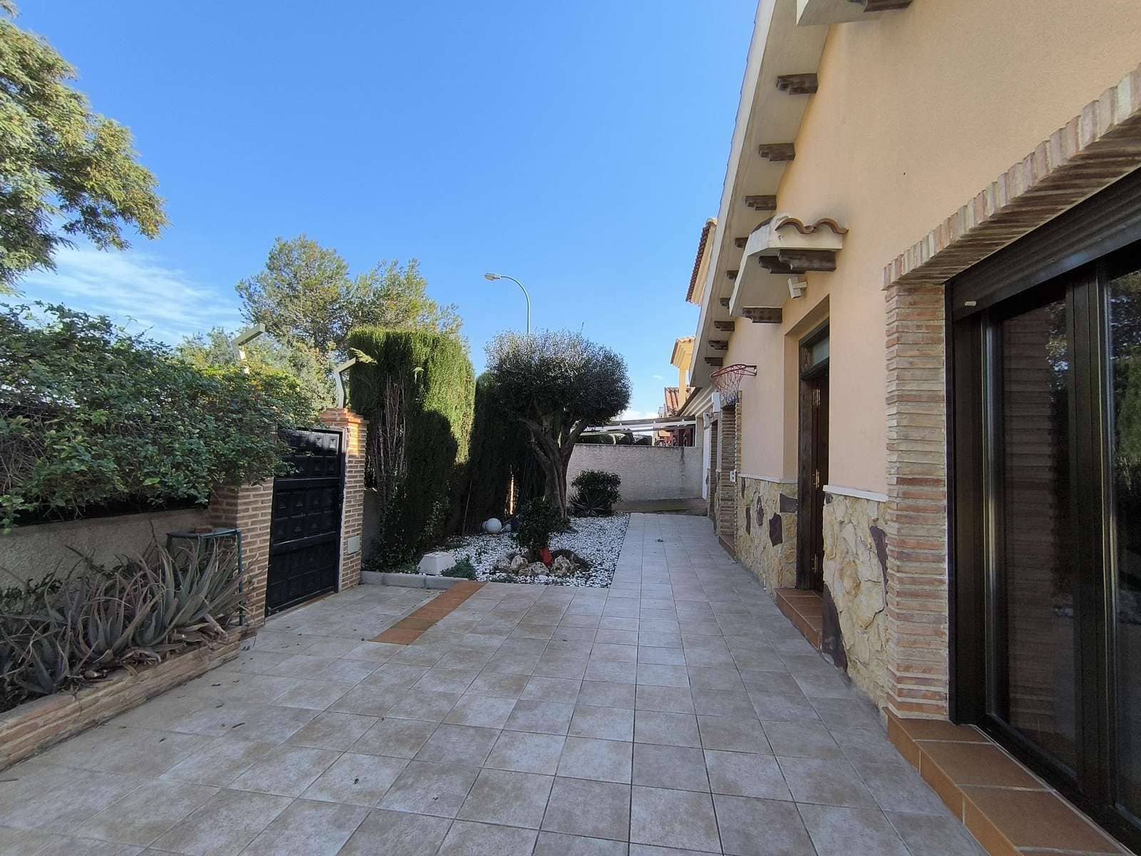 3 slaapkamer Villa te koop in Bigastro met zwembad garage - € 300.000 (Ref: 8802976)