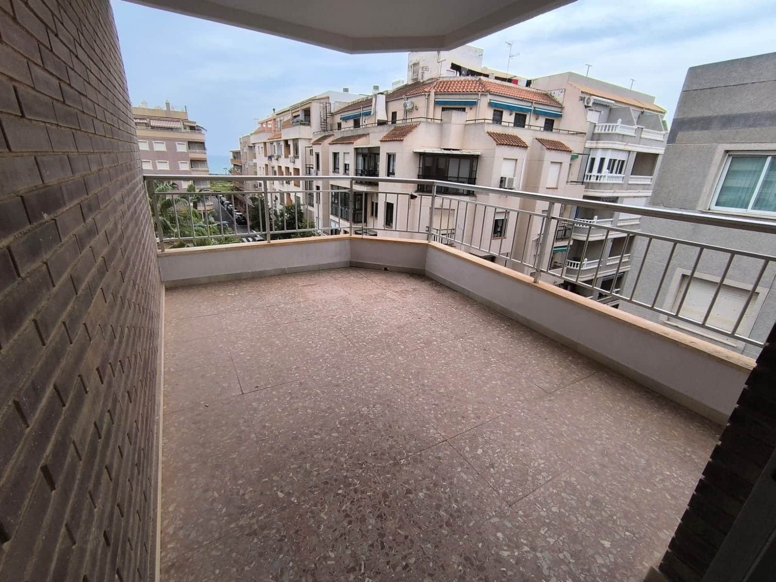 3 bedroom Beach Apartment for sale in Torrevieja - € 170,000 (Ref: 8875876)