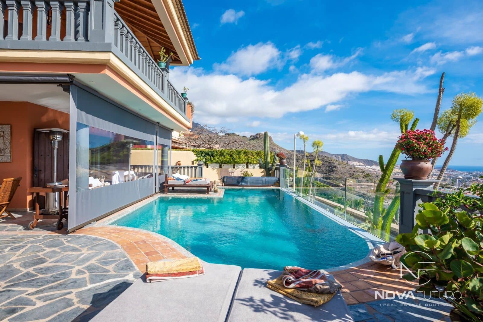 4 soverom Villa til salgs i Adeje med svømmebasseng garasje - € 3 690 000 (Ref: 6781552)