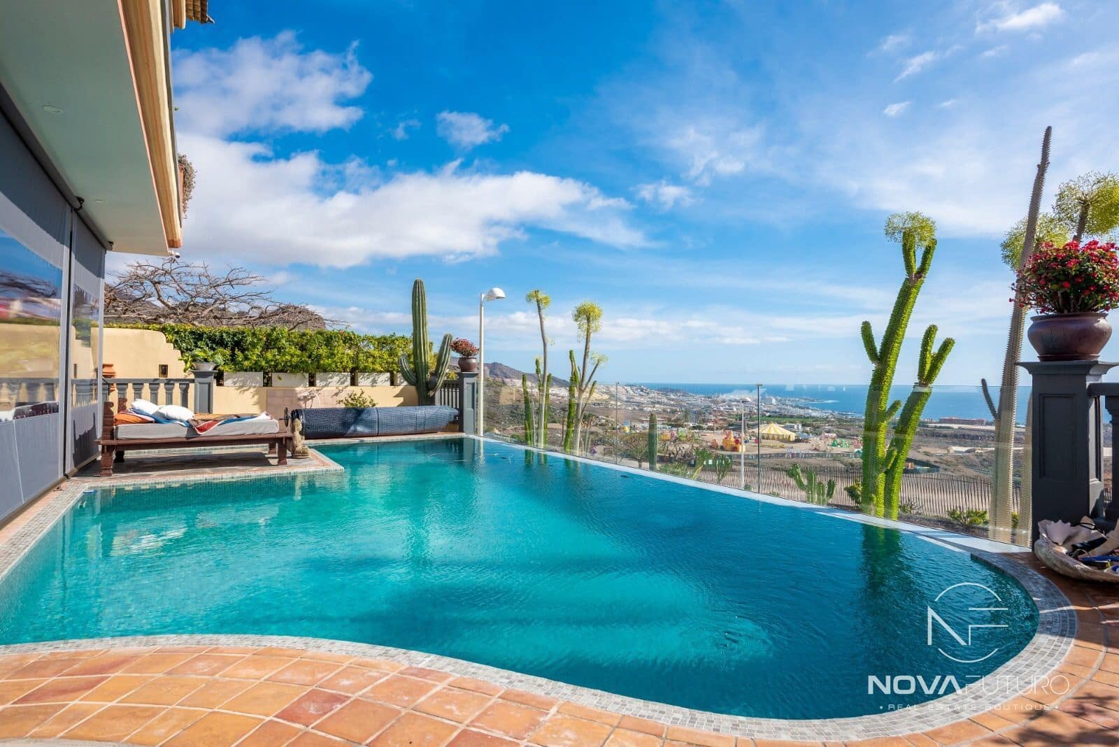 4 soverom Villa til salgs i Adeje med svømmebasseng garasje - € 3 690 000 (Ref: 6781552)