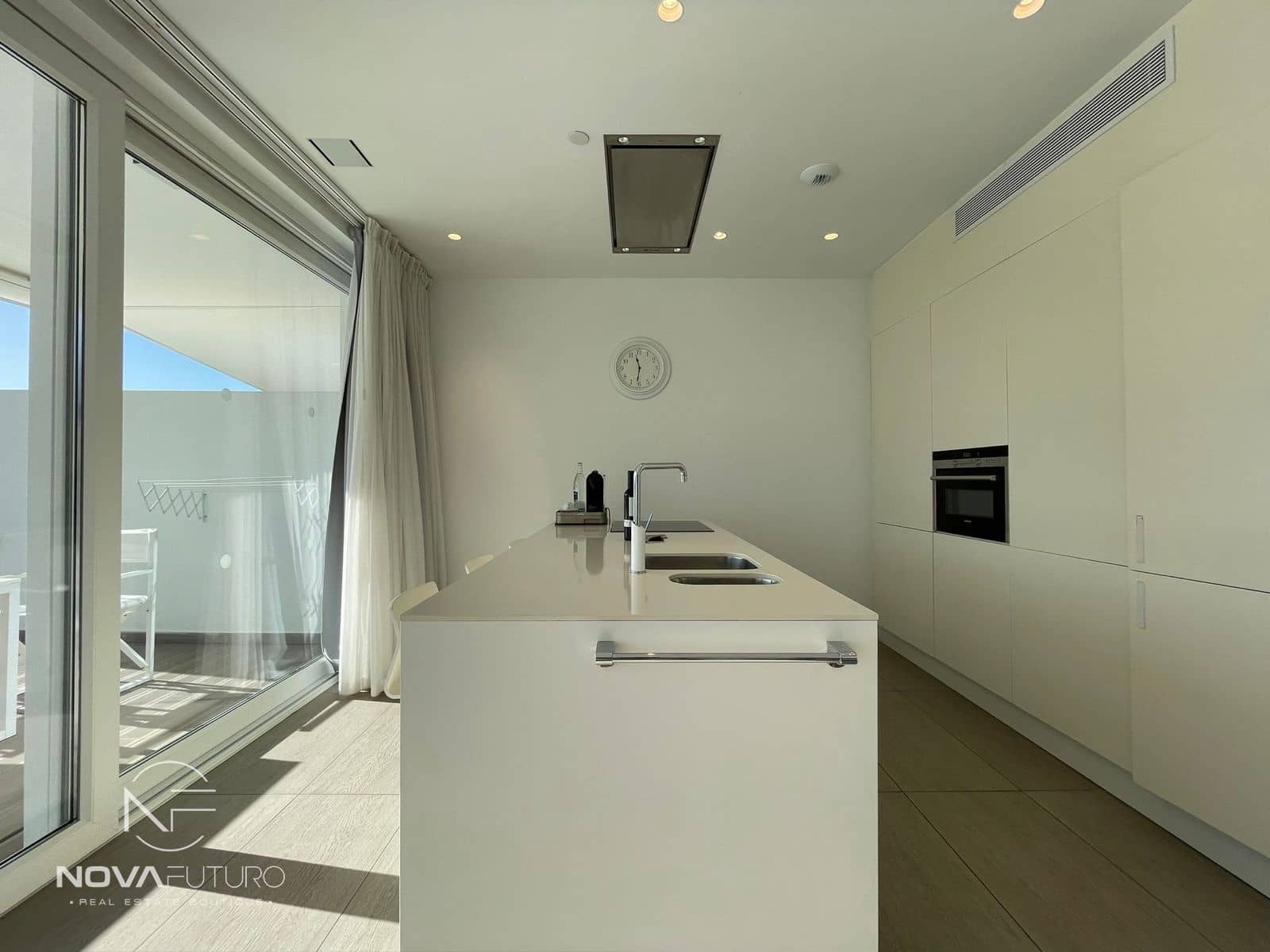 1 soveværelse Lejlighed til salg i Playa del Duque med swimmingpool - € 560.000 (Ref: 7562151)