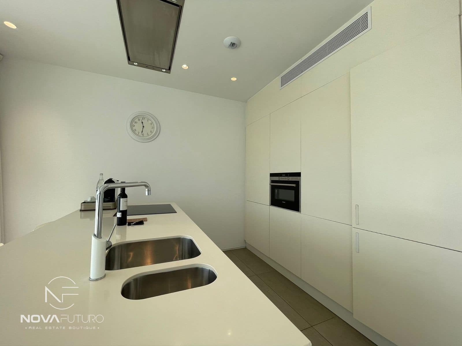 1 soveværelse Lejlighed til salg i Playa del Duque med swimmingpool - € 560.000 (Ref: 7562151)