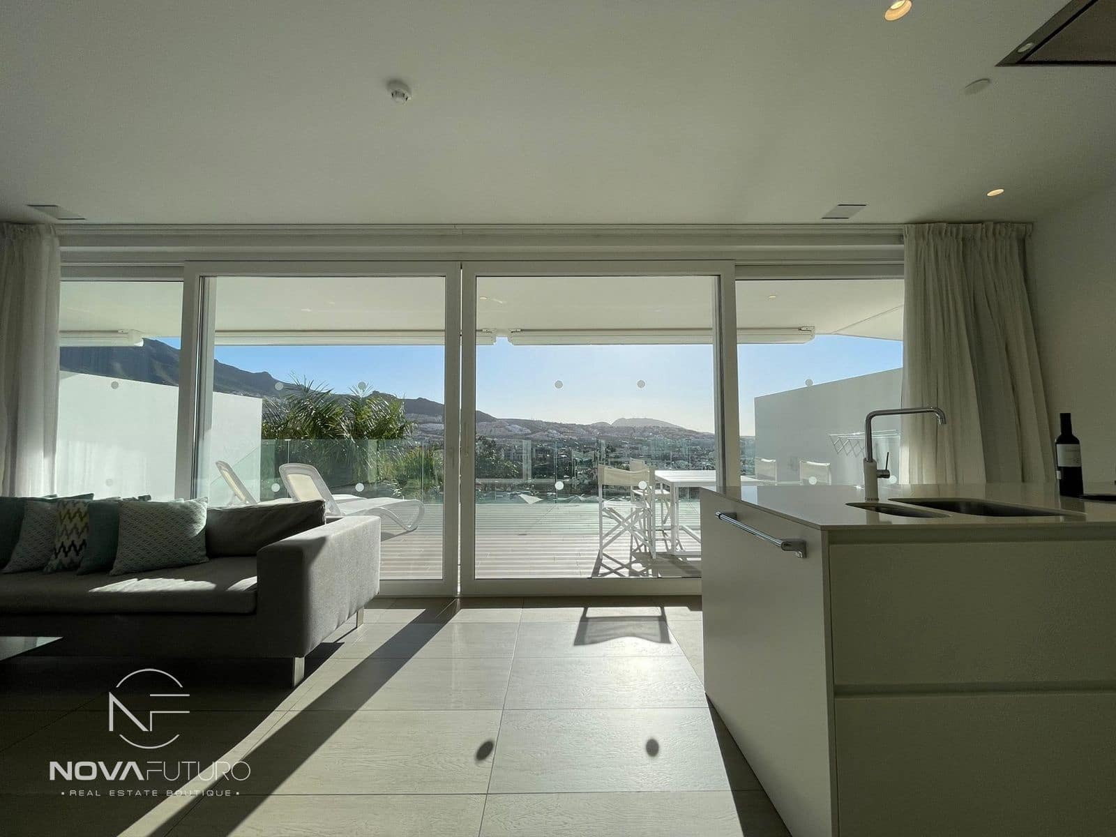 1 soveværelse Lejlighed til salg i Playa del Duque med swimmingpool - € 560.000 (Ref: 7562151)