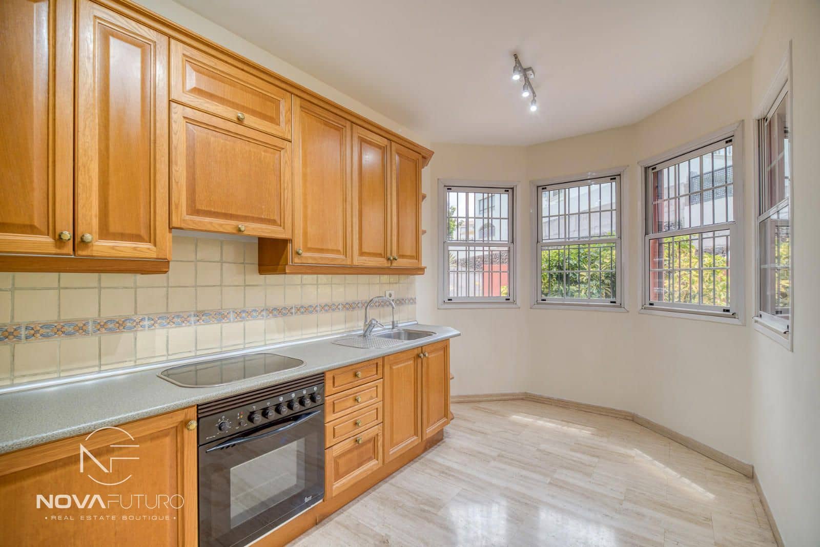 3 soveværelse Byhus til salg i Chayofa med garage - € 440.000 (Ref: 8981633)