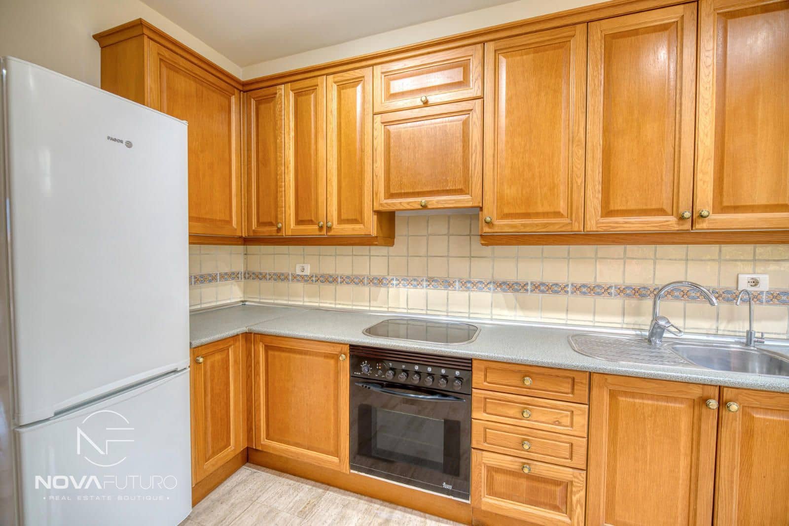 3 soveværelse Byhus til salg i Chayofa med garage - € 440.000 (Ref: 8981633)