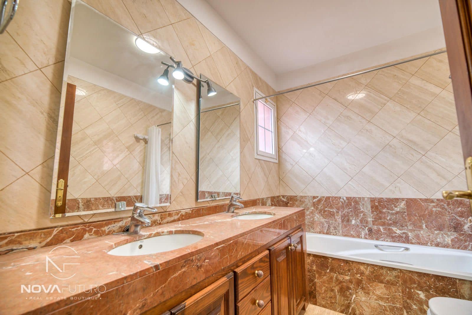 3 soveværelse Byhus til salg i Chayofa med garage - € 440.000 (Ref: 8981633)