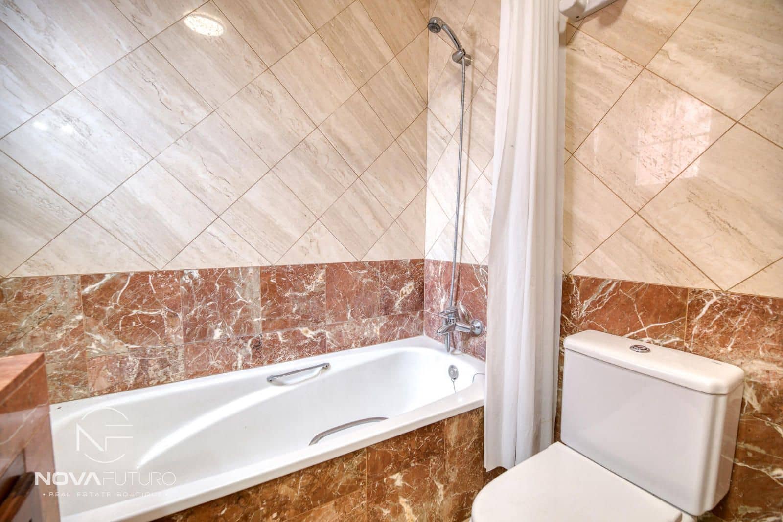 3 soveværelse Byhus til salg i Chayofa med garage - € 440.000 (Ref: 8981633)