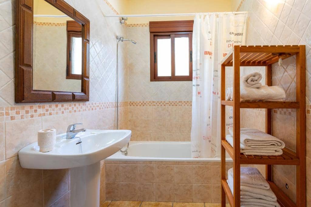 Finca/Country House for rent in Torrox with pool - € 1,600 (Ref: 10054411)