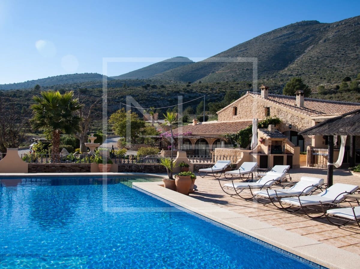 8 soverom Villa til salgs i Benissa med svømmebasseng garasje - € 1 250 000 (Ref: 7164654)