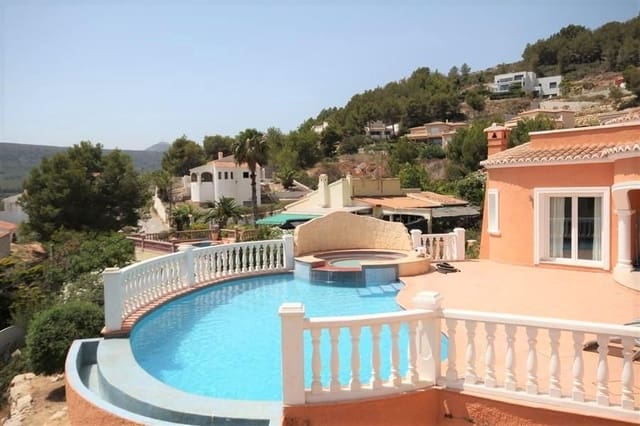 Chalet de 3 habitaciones en Javea / Xàbia en venta con piscina - 750.000 € (Ref: 8088985)