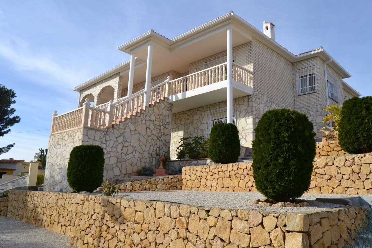 4 bedroom Villa for sale in La Nucia - € 579,000 (Ref: 8535832)