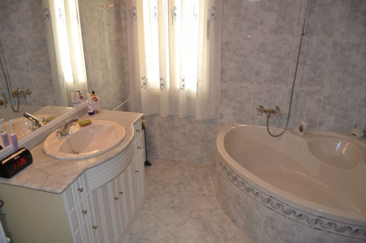 4 bedroom Villa for sale in La Nucia - € 579,000 (Ref: 8535832)