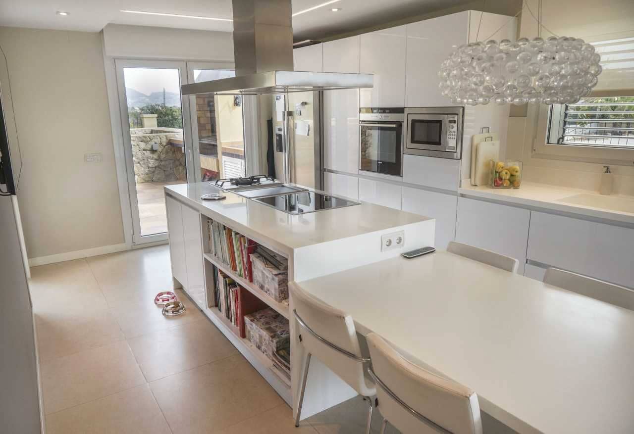 6 bedroom Villa for sale in Alfaz del Pi / L'Alfas del Pi with pool - € 1,400,000 (Ref: 8535886)