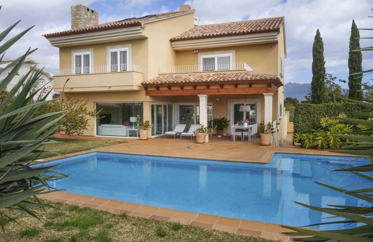 6 bedroom Villa for sale in Alfaz del Pi / L'Alfas del Pi with pool - € 1,400,000 (Ref: 8535886)