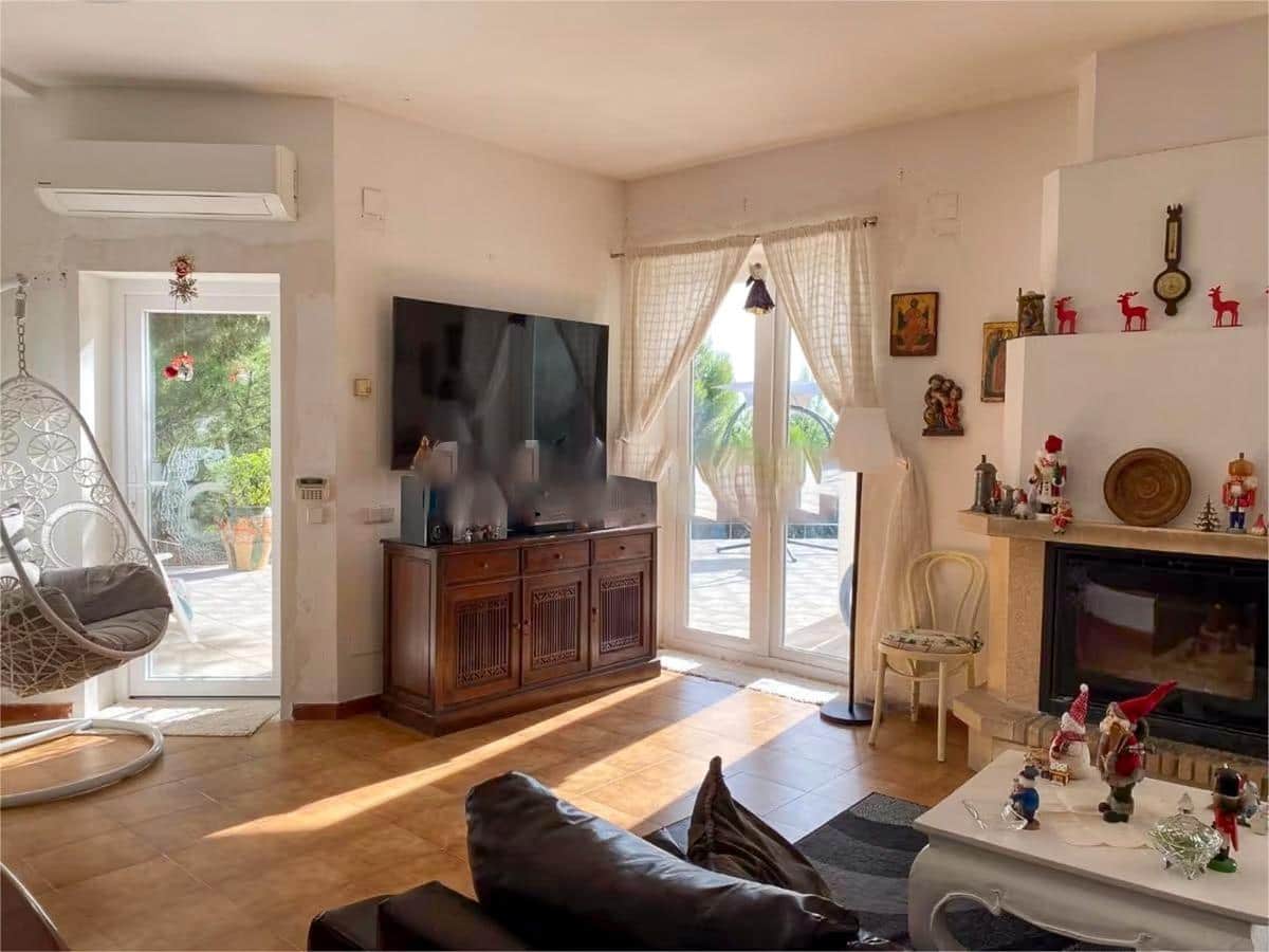 4 bedroom Villa for sale in Altea with pool - € 595,000 (Ref: 8535905)