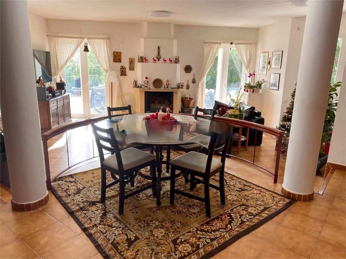 4 bedroom Villa for sale in Altea with pool - € 595,000 (Ref: 8535905)