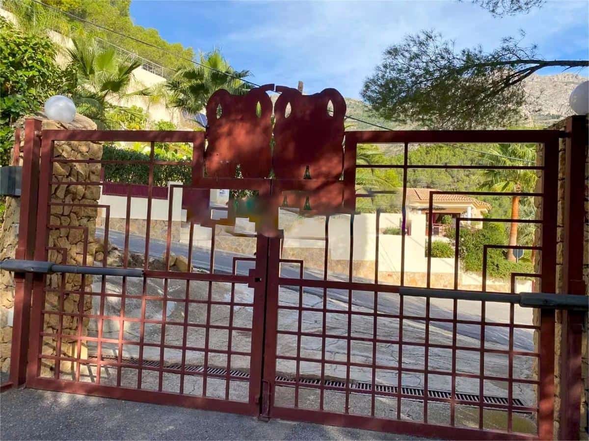 4 bedroom Villa for sale in Altea with pool - € 595,000 (Ref: 8535905)