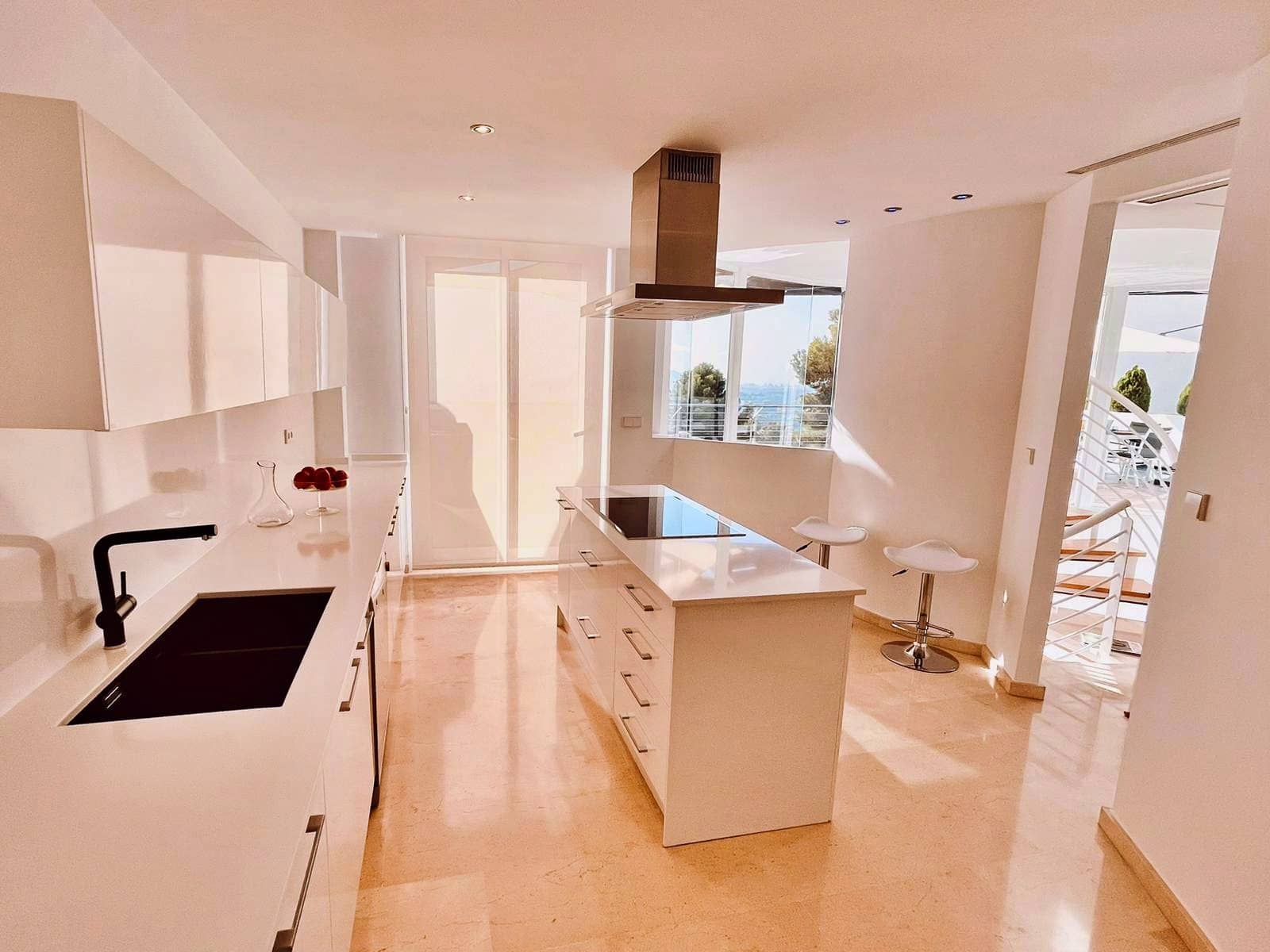 4 bedroom Villa for sale in Altea with pool garage - € 1,210,000 (Ref: 8986346)