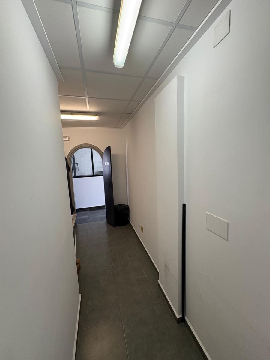 Kommersiell til salgs i Arenal med svømmebasseng - € 280 000 (Ref: 8987310)