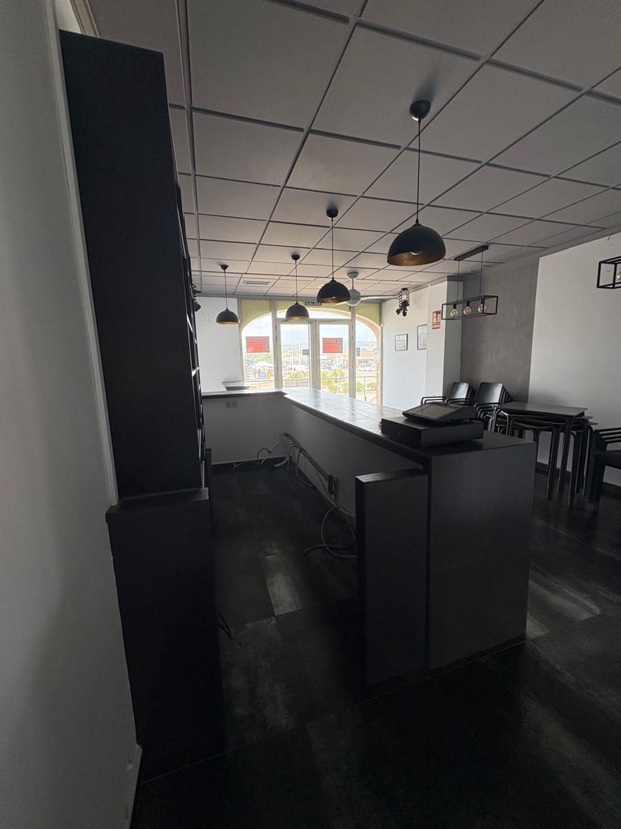 Kommersiell til salgs i Arenal med svømmebasseng - € 280 000 (Ref: 8987310)