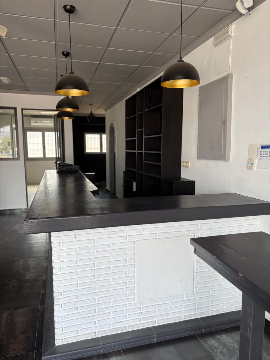 Kommersiell til salgs i Arenal med svømmebasseng - € 280 000 (Ref: 8987310)