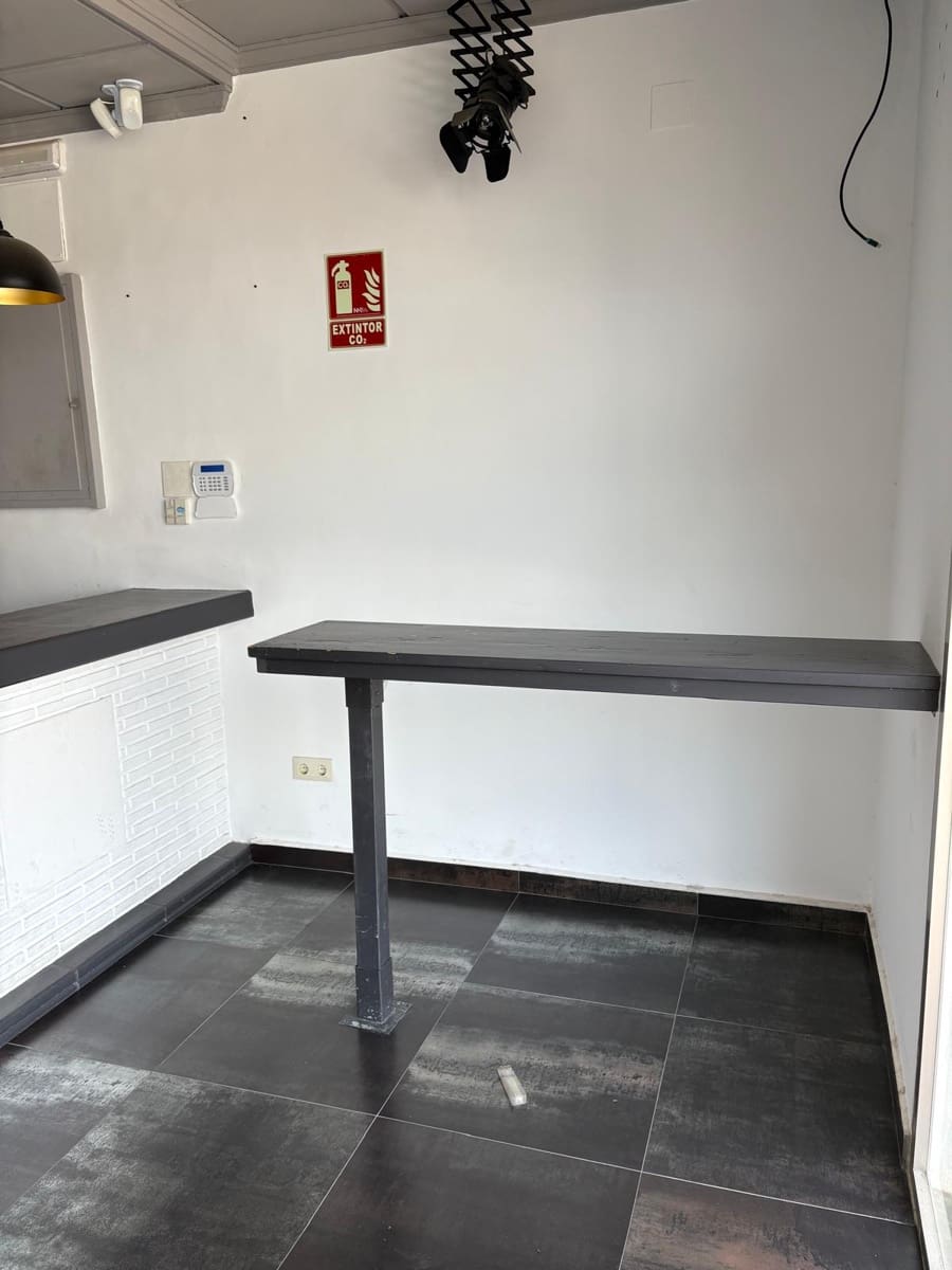 Kommersiell til salgs i Arenal med svømmebasseng - € 280 000 (Ref: 8987310)