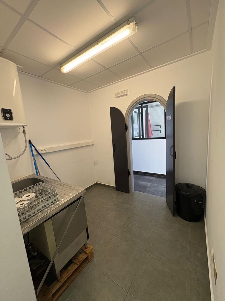 Kommersiell til salgs i Arenal med svømmebasseng - € 280 000 (Ref: 8987310)