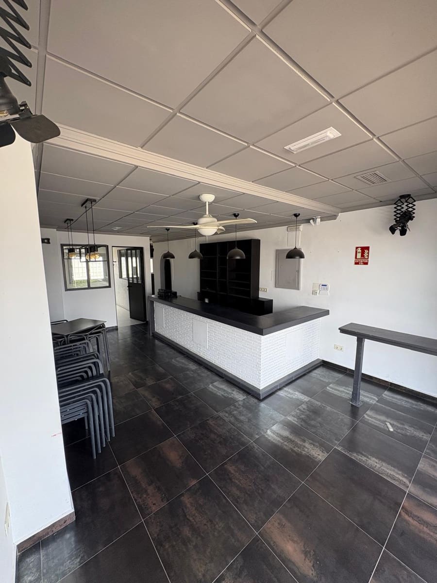 Kommersiell til salgs i Arenal med svømmebasseng - € 280 000 (Ref: 8987310)