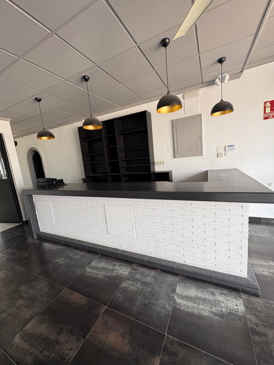 Kommersiell til salgs i Arenal med svømmebasseng - € 280 000 (Ref: 8987310)