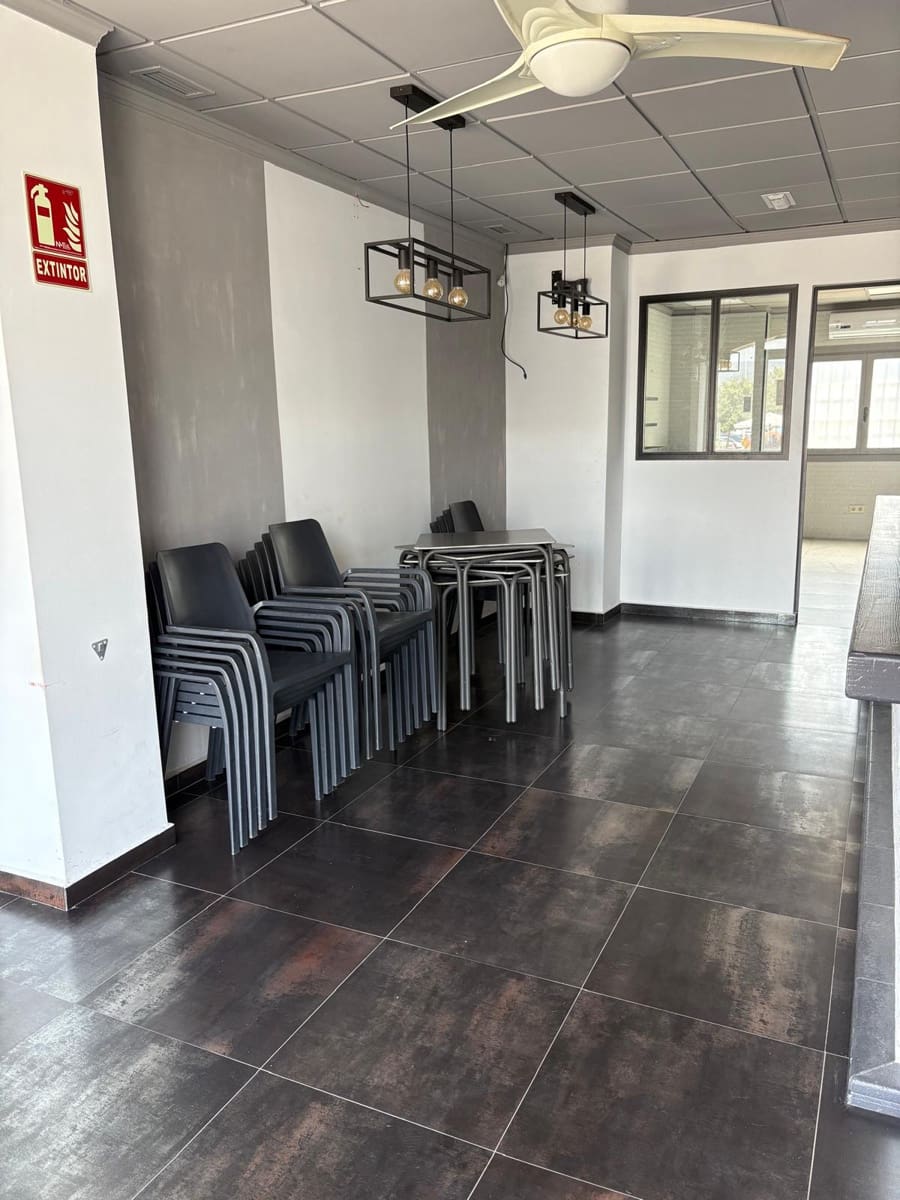 Kommersiell til salgs i Arenal med svømmebasseng - € 280 000 (Ref: 8987310)