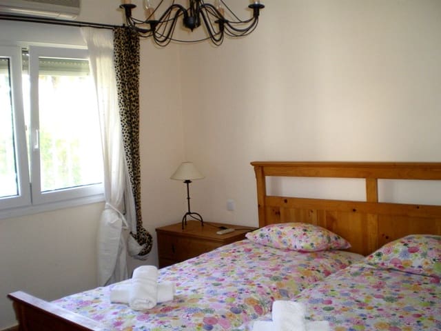 4 bedroom Villa for sale in Moraira, Teulada-Moraira - € 965,000 (Ref: 9256548)