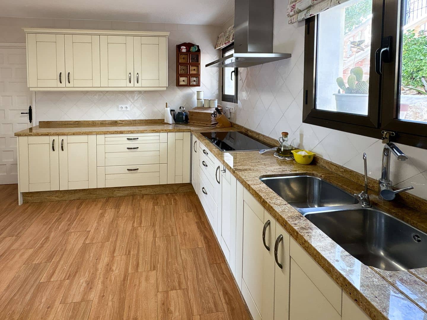 5 soveværelse Villa til salg i Pinosol med garage - € 790.000 (Ref: 9263853)