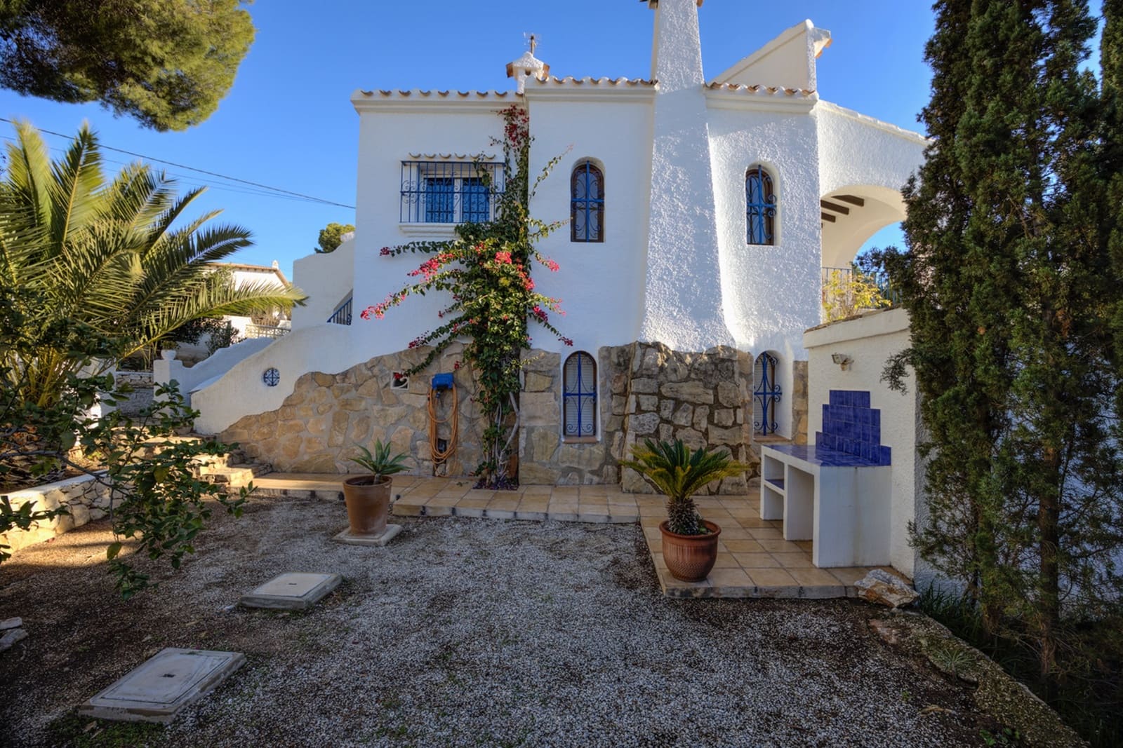 4 bedroom Villa for sale in Moraira with pool - € 599,000 (Ref: 9496509)