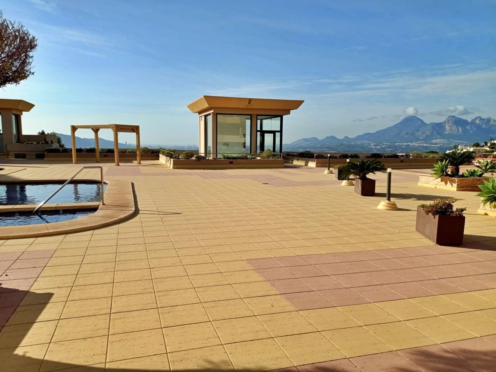 Ático de 2 habitaciones en Altea en venta con piscina garaje - 650.000 € (Ref: 9506531)